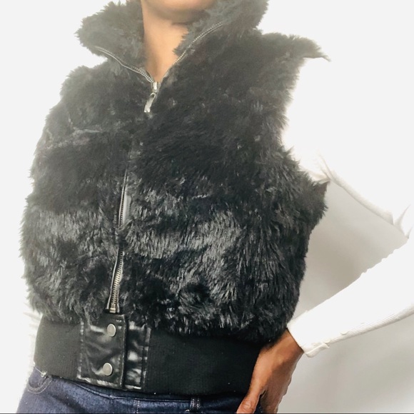 Black faux fur cropped vest. Size L. - Picture 3 of 7